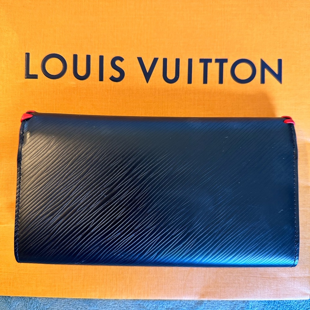 100% Authentic Louis Vuitton Special Edition Epi Leather Wallet - Picture 5 of 12